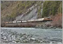 Wieder mal ein Glückstreffer. CC Ge 6/6 I 414 führt wieder einmal den Valserwasserzug 5732 von Ilanz dem Vorderrhein entlang bei Trin nach Untervaz-Trimmis. (11.03.2020)