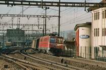 Die Kantonslok Ae 6/6 11425  Gen�ve , am 5.2.04 kurz nach Lenzburg