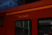Detailansicht mit Namenszug des 425 714-3 der als S1 nach Osterburken am Mittwochabend den 11.3.2020 in Neckargerach auf Gleis 1 eingefahren ist.