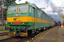 Froschblick auf ZSSK Cargo Doppellok 131 095 in Vrutky am 31 Mai 2015.