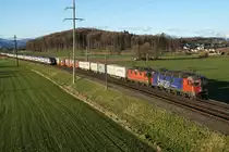Impressionen der alten Stammstrecke Olten-Burgdorf. Sämtliche Aufnahmen sind im Raume Herzogenbuchsee-Bettenhausen entstanden am 11. März 2020.
Vom Bahnfotografen sehr gerne gesehener Güterzug von SBB CARGO INTERNATIONAL mit Re 10/10 auf der Fahrt in den Süden mit Re 620 068-7 Stein Säckingen und einer nicht erkennbaren Re 420 im letzten Abendlicht.
Foto: Walter Ruetsch