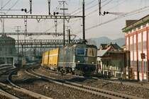 Die Re 4/4 11347, mit einem G�terzug (Post), am 5.2.04 kurz nach dem Bahnhof Lenzburg