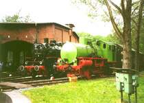 Babelsberger Bfl und 86 1049 stehen im Juni 2001 neben dem Schwarzenberger Lokschuppen