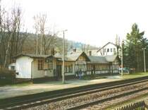 Der Bahnhof Barthm�hle am Fusse des Elstertalviadukts war zu DDR-Zeiten als H0-Modell erh�ltlich, 31.03.02