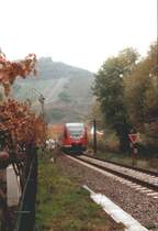 Ein 643 passiert im Oktober 2003 das Einfahrsignal in Dernau (Ahr) auf seinem Weg nach Ahrbr�ck.