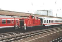 363 832 rangiert am 18.10.03 in Koblenz mit einigen IR- und n-Wagen herum.