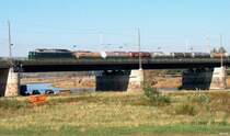 Eine  Ludmilla  leistet Schiebedienst an einem Zug Kesselwagen auf der Elbbrücke bei Niederwartha (26.09.2003)
