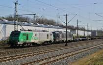 Mit einem MRCE-Vectron im Schlepp ist die FRET-27020 am 01.04.2020 in Düsseldorf-Eller in Richtung Norden unterwegs