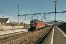 Die Re 6/6, mit einem G�terzug, am 5.2.04 in Lenzburg