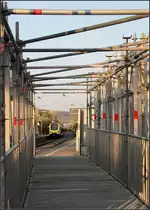 Den Zug im Fokus -

Blick durch den Baustellenzugang zum S-Bahnhof 'Stetten-Beinstein' in Weinstadt-Endersbach.

10.04.2020 (M)