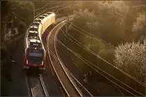 S-Bahn im Bogen und Streiflicht -

Blick vom Fußgängersteg der S-Bahnstation 'Stetten-Beinstein' auf einen Zug der Linie S2 in Richtung Schorndorf.

10.04.2020 (M)