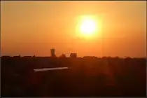 Unter der Abendsonne -

... behaupt sich die IC2-Zug auf der Remsbahn im Dunkel der Landschaft. Im Hintergrund Rommelshausen bzw. Fellbach.

10.04.2020 (M)