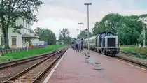 Am 16.9.94 wartete 212 065 mit drei Ex-Reichsbahnwagen als RB nach Meiningen in Rentwertshausen auf Gleis 3 auf den Gegenzug.