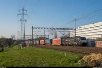 MRCE / SBB Cargo International 189 112 mit UKV-Zug am 9. April 2020 im Löchligut.