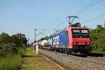 Mit einem Containerzug nach Italien, der hauptsächlich mit Kesselcontainern beladen war, fuhr am Nachmittag des 23.05.2019 die Re 482 020-5 südlich vom Hp. Auggen über die Rheintalbahn in Richtung Schweizer Grenze.