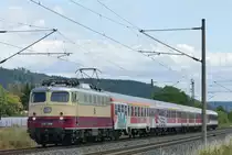 01. August 2019, E10 1309 der AKE-Eisenbahntouristik war ursprünglich (1963) E10 1309. Daraus wurde (wann?) 112 309, und am 1.1.1991 113 309. Hier  fährt sie mit der Ursprungsnummer mit einem ???-Zug durch Küps in Richtung Lichtenfels. Seit 2016 wird der AKE-RHEINGOLD durch eine originale RHEINGOLD-Lok der Baureihe E10 komplettiert. Die Lok wurde in Dessau aufgearbeitet und wieder mit ihrer creme-beige-roten Farbe versehen. Auf ausgewählten Reisen und Tagesfahrten wird sie eingesetzt.
