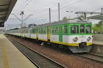 Neben zwei Modernisierungvarianten fahrt bei der SKM auch die nür farblich renovierter Version der EN57 wie EN57-1784 in Warszawa Wschodnia am 2 Mai 2016.