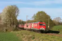 156 004 der Mitteldeutschen Eisenbahn GmbH zog am 09. und 10. April 2020 den DGS 95223, einen Lokzug bestehend aus 155 127, 140 537, 140 401, 139 132, 140 506 und der firmeneigenen 232 489, von Rostock Seehafen nach Opladen zur dort ansässigen Entsorungsfirma Bender.
Besagter Zug passiert hier die Fotostelle bei Ellscheid in Fahrtrichtung Haan.