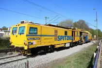 Spitzke Die Gleispower Plasser und Theurer Unimat 09-4x4/4S Stopfmaschine am 11.04.20 auf einer Gleisbaustelle in Maintal Ost von einen Parkplatz aus fotografiert 