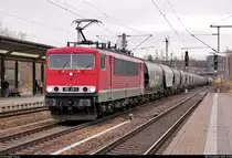 Getreidezug mit 155 119-1 der Fahrzeugwerk Karsdorf GmbH & Co. KG, vermietet an die Erfurter Bahnservice GmbH (EBS), durchfährt den Bahnhof Pirna auf Gleis 2 Richtung Pirna Gbf.
[8.12.2019 | 14:55 Uhr]