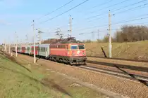 Die 1142 575 bringt am 14.4.2015 den R2076 von St.Pölten nach Pöchlarn, hier kurz hinter St.Pölten.
