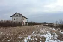 In der weinviertler Einöde steht ganz einsam ein alter Bahnhof.
Es handelt sich um den Bahnhof Pulkau der Pulkautalbahn (Zellerndorf - Sigmundsherberg) die 1990 eingestellt wurde.

19.1.2017