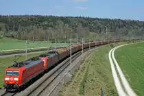 Der Holzzug Basel Badischer Bahnhof - Langenthal GB mit einer Länge von 591m und einem Gewicht von 2038t wurde am 11. April 2020 mit zwei DB Lokomotiven der BR 185 geführt. 
Die Aufnahme dieses nicht alltäglichen  MONSTERZUGES  ist bei Roggwil entstanden.
Foto: Walter Ruetsch