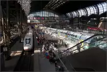 Hamburg Hauptbahnhof Gleis 12 -

Einfahrt eines ICE4-Zuges nach München. 
Im Bahnhof herrschen starke Kontraste aufgrund des einfallenden Sonnenlichtes.

16.08.2018 (M)