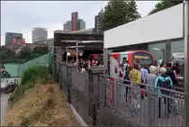 Starker Andrang -

an der Haltestelle 'Landungsbrücken' in Hamburg. Nach einer vorangegangenen Störung haben sich sehr viel Menschen auf den Bahnsteigen angesammelt. Nur wenige konnten in den eingefahren, schon sehr gefüllten Zug der U3 einsteigen.

15.08.2018 (M)