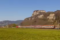 EuroCity EC 164 in seiner derzeitigen Garnitur vor der Bergkulisse zwischen Hohenems und Dornbirn. 10.4.20