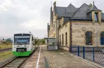 Der EB-VT 023 hielt am 26.9.17 als RB nach Meiningen in Ritschenhausen. Der Bahnhof hatte nur noch ein Bahnsteig- und ein Ausweichgleis. Hinten links der Kirchturm von  Neubrunn.