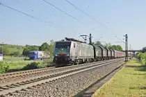 Am Nachmittag des 23.05.2019 fuhr die MRCE/SBBC ES 64 F4-090 (189 990-5)  Novelis/Göttingen  mit dem DGS 48620 ( Sierre  - Basel SBB RB - Göttingen Gbf) südlich von Haltepunkt Buggingen über die Rheintalbahn in Richtung Freiburg (Breisgau).