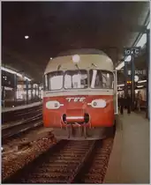 Ein RAe TEE II wartet als TGV Anschlusszug IC 426 in Bern auf Glies 10 Sektor C auf seine Kunden. 

Analogbild vom 9. Mai 1984