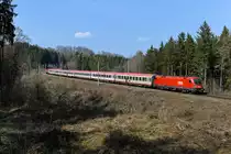 Die Corona-Pandemie sorgte für Fahrgastrückgänge von bis zu 90%. Abzulesen war das am 20. März 2020 - am letzten Tag vor der Ausgangssperre - am EC 113 nach Klagenfurt, der im Gegensatz zu den planmäßig vorgesehenen 10 Wagen nur sechs Stück aufwies. Ab München HBF führte die 1016.006. Den seit einiger Zeit wieder als  Blauer Enzian  bezeichneten Zug nahm ich bei Lorenzberg auf.   