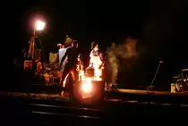 Unser Osterfeuer ist wegen Trockenheit und eines winzigen Virus abgesagt. Da machen wir uns ein eigenes. Im Bahnhof Hochstadt-Marktzeuln wurden am 07. September 2008 die ehemaligen Güter- und Abstellgleise erneuert. Thermit-Schweiss- und Schleifarbeiten erleuchteten die Nacht.