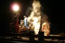 Unser Osterfeuer ist wegen Trockenheit und eines winzigen Virus abgesagt. Da machen wir uns ein eigenes. Im Bahnhof Hochstadt-Marktzeuln wurden am 07. September 2008 die ehemaligen Güter- und Abstellgleise erneuert. Thermit-Schweiss- und Schleifarbeiten erleuchteten die Nacht.