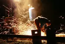 Unser Osterfeuer ist wegen Trockenheit und eines winzigen Virus abgesagt. Da machen wir uns ein eigenes. Im Bahnhof Hochstadt-Marktzeuln wurden am 07. September 2008 die ehemaligen Güter- und Abstellgleise erneuert. Thermit-Schweiss- und Schleifarbeiten erleuchteten die Nacht.