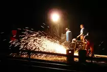 Unser Osterfeuer ist wegen Trockenheit und eines winzigen Virus abgesagt. Da machen wir uns ein eigenes. Im Bahnhof Hochstadt-Marktzeuln wurden am 07. September 2008 die ehemaligen Güter- und Abstellgleise erneuert. Thermit-Schweiss- und Schleifarbeiten erleuchteten die Nacht.