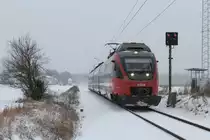 Der 4024 065 fährt am 29.12.2014 bei dichtem Schneefall von Linz nach Kleinreifling und fährt hier in die Haltestelle Dorf a. d. Enns ein.
