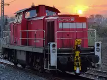 Die am Hattinger Bahnhof abgestellte Rangierlokomotive 294 700-0 in der letzten Abendsonne. (April 2020)