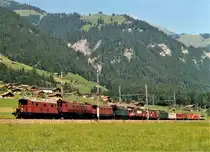75 JAHRE BLS mit einmaliger Lokparade im Sommer 1988 zwischen Frutigen und Kandersteg.
Neben der Ce 4/6 307, ehemals SEZ, die speziell zu diesem besonderen Anlass revidiert wurde, waren auch Lokomotiven der SBB, BT, SNCF, DB, ÖBB etc. beteiligt.
Foto: Walter Ruetsch 