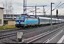 193 294-6  Matěj  (Siemens Vectron) der ELL Austria GmbH (European Locomotive Leasing), vermietet an die České dráhy, a.s. (ČD), als EC 175  Berliner  (Linie 27) von Berlin Hbf (tief) nach Bad Schandau durchfährt den Bahnhof Pirna auf Gleis 1.
[8.12.2019 | 15:37 Uhr]