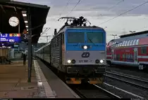 Zum Ende des Tages überraschte mich noch eine Personenzuggarnitur (leer) der České dráhy, a.s. (ČD) mit 371 002-7, die bei allerletztem Licht den Bahnhof Pirna auf Gleis 1 Richtung Tschechien durchfährt.
[8.12.2019 | 15:47 Uhr]