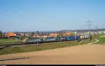 BLS Cargo Re 475 403 und 405 mit einem UKV-Zug am 10. April 2020 bei Moosseedorf.