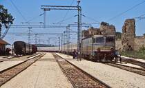 Vor einer langen Reihe von im dortigen Ausbesserungswerk frisch aufgearbeiteten ex-DB-Schnellzugwagen steht die JZ 461-006 im Juni 2000 abfahrbereit im Bahnhof Smederevo. Die Lokomotiven sind eine sechsachsige Weiterentwicklung der schwedischen Rb und wurden von Electroputere in Rumänien gebaut. Im Hintergrund die Reste der Festungsanlagen aus dem 15. Jahrhundert.