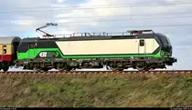 Lok in voller Fahrt:
Seitliches Portrait von 193 721-8 (Siemens Vectron) der ELL Austria GmbH (European Locomotive Leasing), vermietet an die Salzburger Eisenbahn Transportlogistik GmbH (SETG), als DPE 96 (AKE-Eisenbahntouristik) von Köln Hbf nach Leipzig Hbf, der mit 200 km/h in Gröbers auf der Neubaustrecke Erfurt–Leipzig/Halle (Fv1 | 5919 | VDE 8.2) fährt.
[14.12.2019 | 12:41 Uhr]