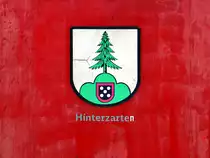 Blick auf das Wappen von 143 856-3  Hinterzarten  der S-Bahn Mitteldeutschland (DB Regio Südost) als S 37734 (S7) nach Halle-Nietleben, die im Startbahnhof Halle(Saale)Hbf auf Gleis 4 A-C steht.
Die Lok war zuvor bei DB Regio Baden-Württemberg im Südschwarzwald eingesetzt und kehrte nun in den Osten zurück.
[14.12.2019 | 13:19 Uhr]