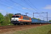 Orange Blanje Bleu: RFO 1828 (Orange und Weiss) schleppt blaue Eanos-Wagen durch Wijchen am 10 April 2020.