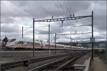 Langgezogen und neben dem Rahmen -

ICE 3 auf der Basler Verbindungsbahn kurz vor der Schwarzwaldbrücke über den Rhein.

Auf Fototour mit Olli, 07.03.2019 (M)
