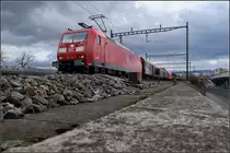 Über dem Schotter aufragend -

Güterzug auf der Basler Verbindungsbahn kurz vor der Schwarzwaldbrücke über den Rhein.

Fototour mit Olli, 07.03.2019 (M)